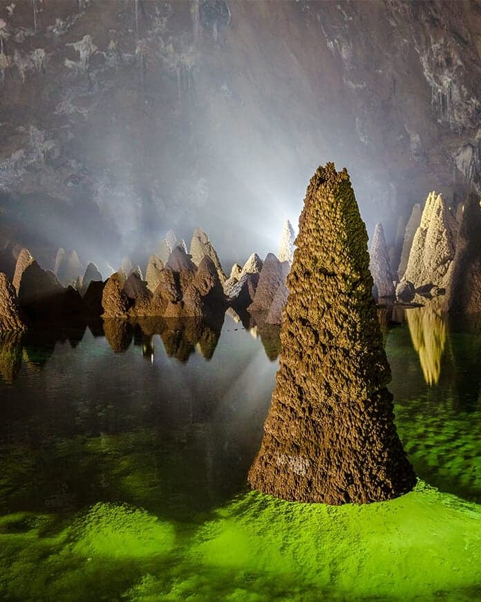 Tower-shaped formations inside Hang Va cave
