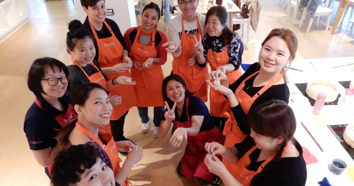 Group class learning Taiwanese cooking